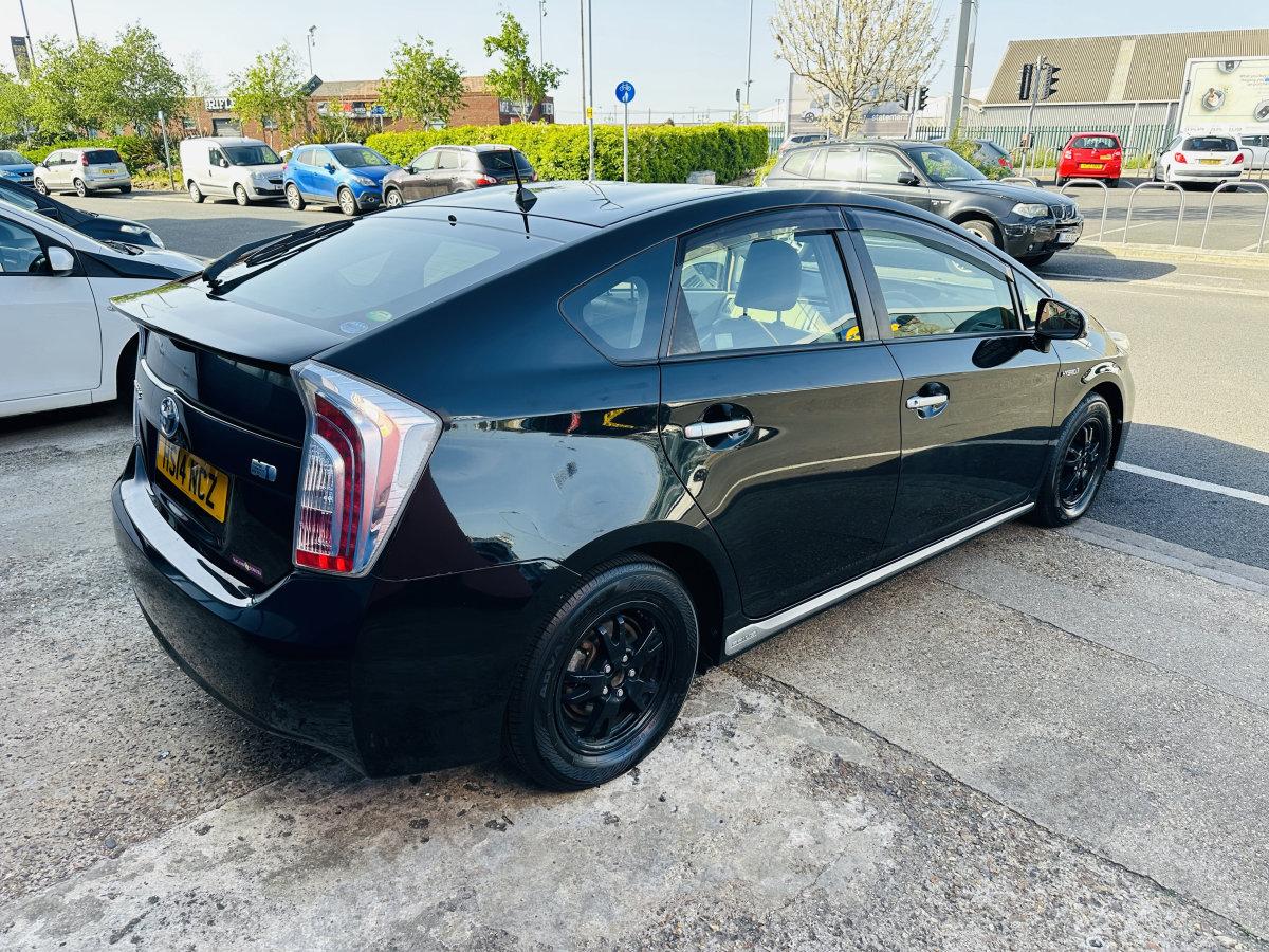 TOYOTA PRIUS 1.8 HYBRID AUTOMATIC - Image 12