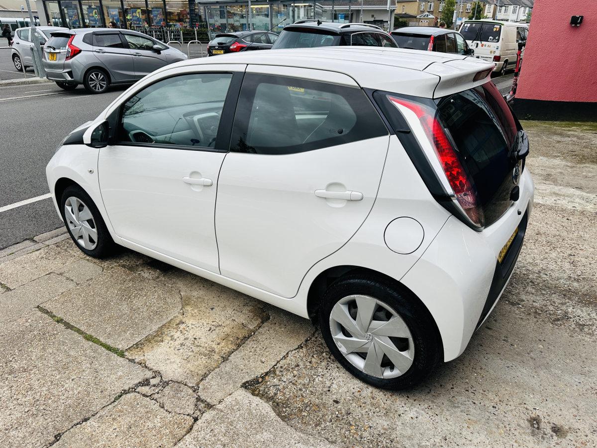 2015 TOYOTA AYGO 1.0 VVT-i X-Play - Image 11
