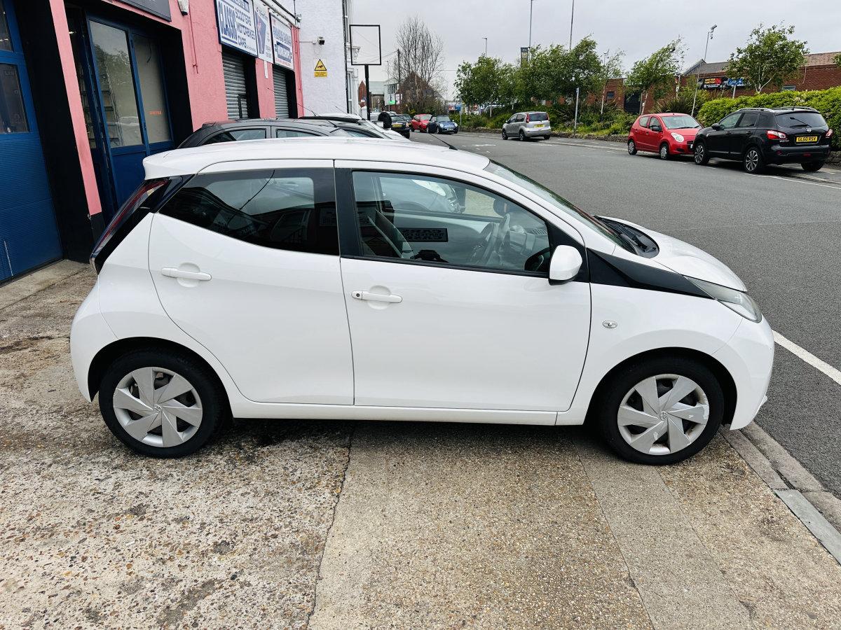 2015 TOYOTA AYGO 1.0 VVT-i X-Play - Image 14