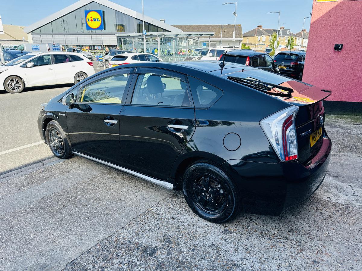 TOYOTA PRIUS 1.8 HYBRID AUTOMATIC - Image 11
